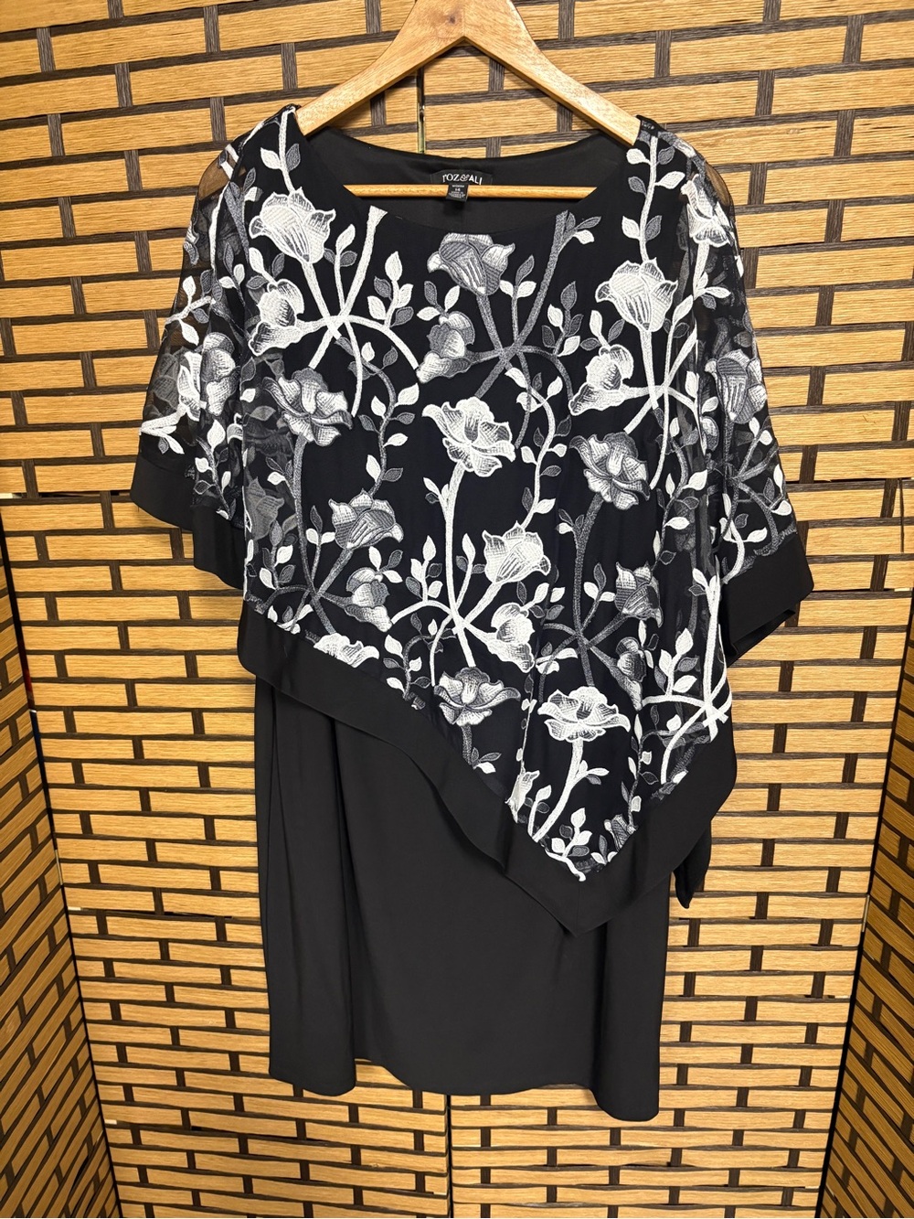 Roz & Ali Black And White Floral Dress Size 14